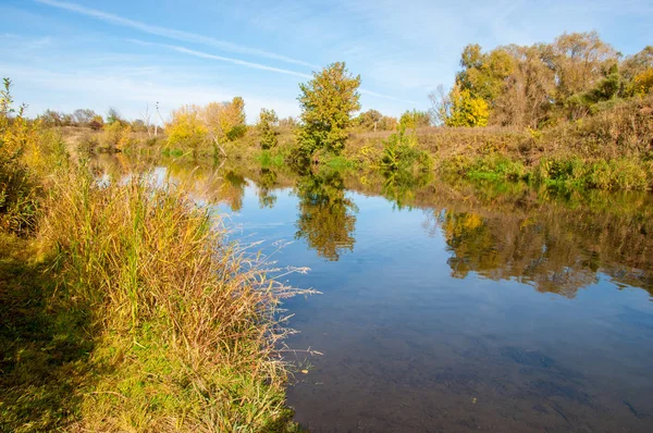 Rzeka jesienią, złoty okres roku — Zdjęcie stockowe