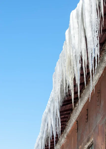 Icicles no edifício velho — Fotografia de Stock