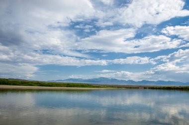 Steppe 'deki nehir. Çayır