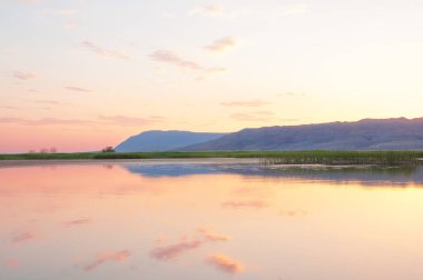 Bozkır yaz. Turgai Kaydet. Çölde Gölü