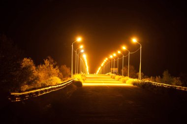 Bozkır, gece, Kunaeva adında bir köprü. Kazakistan Baka