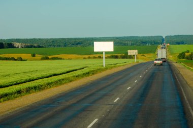 06 / 10 / 2014 Rus Ural karayolu, yaz, bir sürü kargo taşıma