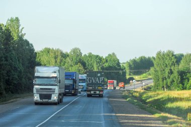 06 / 10 / 2014 Rus Ural karayolu, yaz, bir sürü kargo taşıma