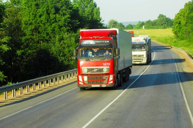 06 / 10 / 2014 Rus Ural karayolu, yaz, bir sürü kargo taşıma