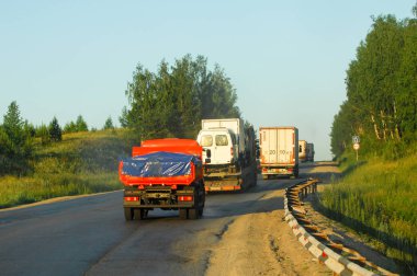 06 / 10 / 2014 Rus Ural karayolu, yaz, bir sürü kargo taşıma