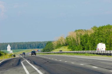 06 / 10 / 2014 Rus Ural karayolu, yaz, bir sürü kargo taşıma