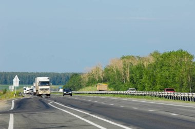 06 / 10 / 2014 Rus Ural karayolu, yaz, bir sürü kargo taşıma