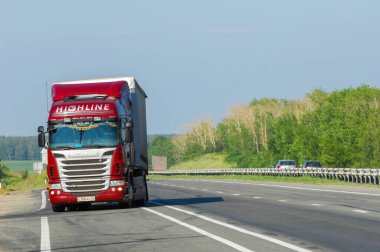 06 / 10 / 2014 Rus Ural karayolu, yaz, bir sürü kargo taşıma