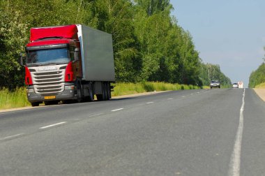 06 / 10 / 2014 Rus Ural karayolu, yaz, bir sürü kargo taşıma