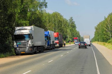 06 / 10 / 2014 Rus Ural karayolu, yaz, bir sürü kargo taşıma