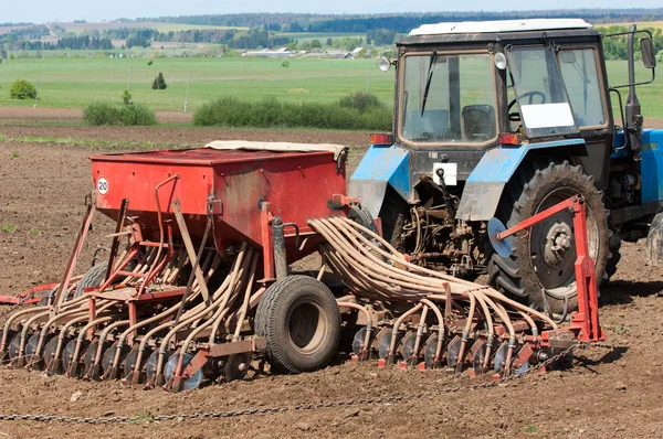 Tractores que plantam campos agrícolas — Fotografia de Stock