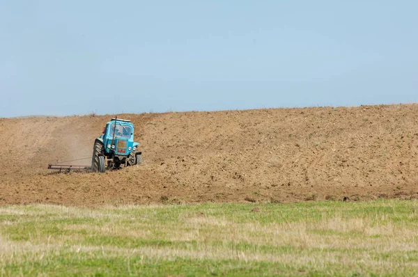 Prace Rolnicze Zakresie Przetwórstwa Uprawy Gruntów Kazachstanie Ciężki Ciągnik Podczas — Zdjęcie stockowe