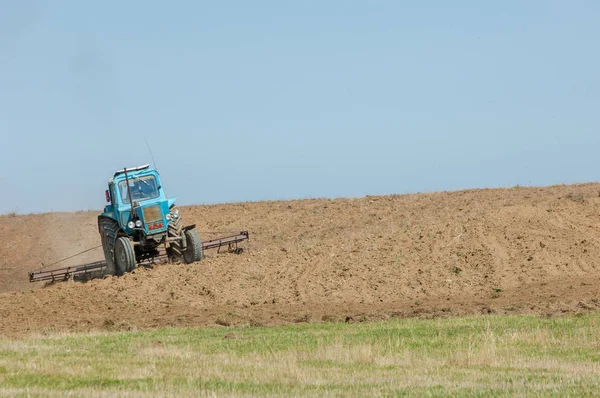 Trabalho Agrícola Processamento Cultivo Terras Cazaquistão Arado Trator Pesado Durante — Fotografia de Stock