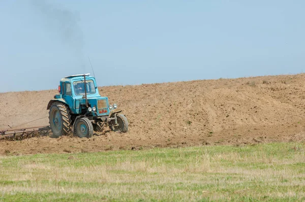 Landwirtschaftliche Arbeit Der Verarbeitung Bearbeitung Von Land Kasachstan Schwerer Traktor — Stockfoto