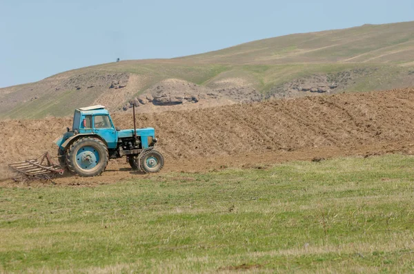 Trabalho Agrícola Processamento Cultivo Terras Cazaquistão Arado Trator Pesado Durante — Fotografia de Stock