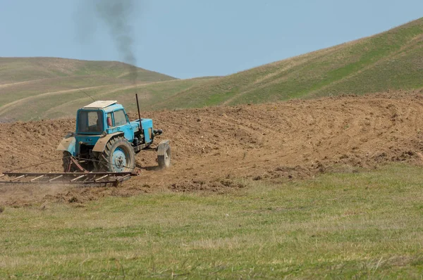 Trabalho Agrícola Processamento Cultivo Terras Cazaquistão Arado Trator Pesado Durante — Fotografia de Stock