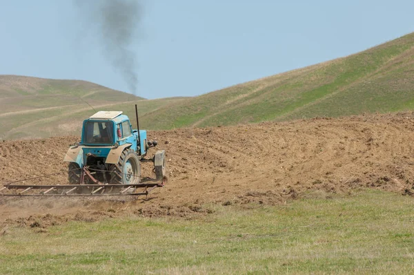Trabalho Agrícola Processamento Cultivo Terras Cazaquistão Arado Trator Pesado Durante — Fotografia de Stock