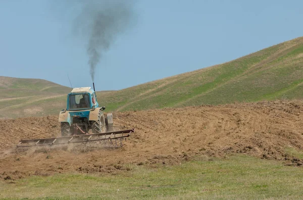 Kazakistan Tarımsal Işlemler Toprak Ekimi Çiftçilik Sırasında Ağır Traktörleri Sürmek — Stok fotoğraf