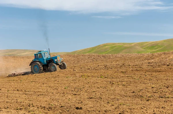 Trabalho Agrícola Processamento Cultivo Terras Cazaquistão Arado Trator Pesado Durante — Fotografia de Stock