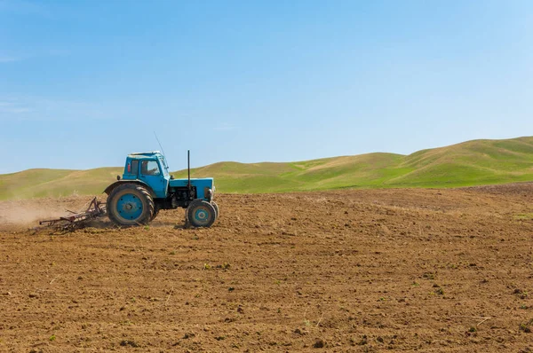 Prace Rolnicze Zakresie Przetwórstwa Uprawy Gruntów Kazachstanie Ciężki Ciągnik Podczas — Zdjęcie stockowe
