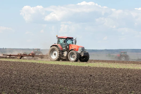 Трактор производит зерновые культуры — стоковое фото