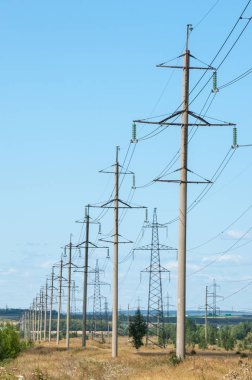 detay elektrik pilon mavi gökyüzü