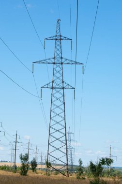 detay elektrik pilon mavi gökyüzü