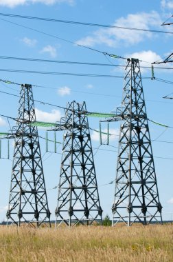 detay elektrik pilon mavi gökyüzü