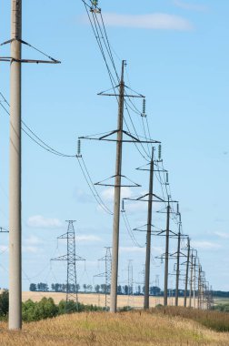 detay elektrik pilon mavi gökyüzü