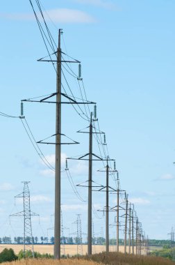 detay elektrik pilon mavi gökyüzü