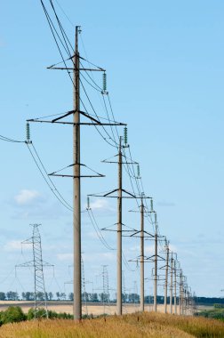 detay elektrik pilon mavi gökyüzü