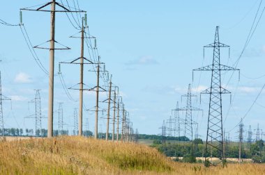 detay elektrik pilon mavi gökyüzü