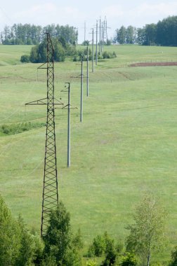 Elektrik yazı alanında, mavi gökyüzü