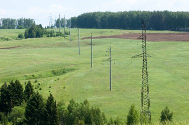Elektrik yazı alanında, mavi gökyüzü