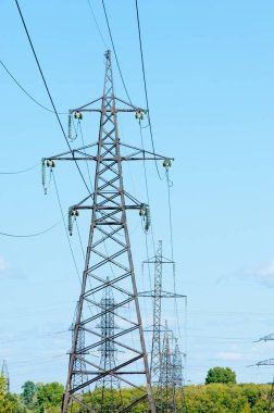 Güç direkleri. Kablolu direk. Kabloları destekleyen çelik yapılar