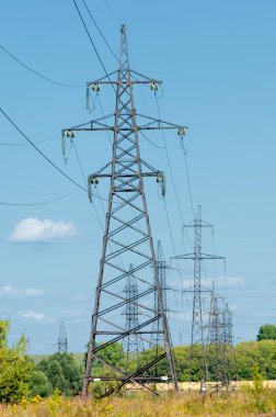 Güç direkleri. Kablolu direk. Kabloları destekleyen çelik yapılar