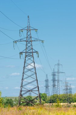Güç direkleri. Kablolu direk. Kabloları destekleyen çelik yapılar