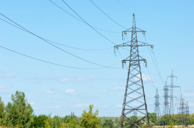 Güç direkleri. Kablolu direk. Kabloları destekleyen çelik yapılar