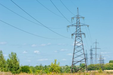 Güç direkleri. Kablolu direk. Kabloları destekleyen çelik yapılar