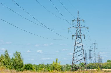 Güç direkleri. Kablolu direk. Kabloları destekleyen çelik yapılar