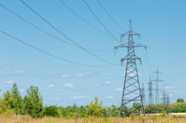 Güç direkleri. Kablolu direk. Kabloları destekleyen çelik yapılar