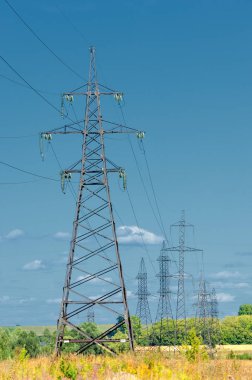 Güç direkleri. Kablolu direk. Kabloları destekleyen çelik yapılar