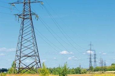 Güç direkleri. Kablolu direk. Kabloları destekleyen çelik yapılar