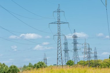 Güç direkleri. Kablolu direk. Kabloları destekleyen çelik yapılar