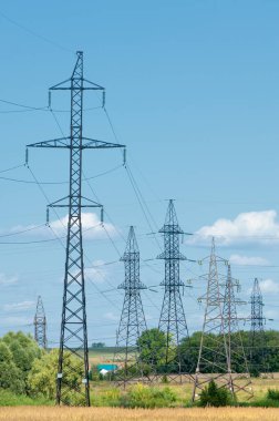Güç direkleri. Kablolu direk. Kabloları destekleyen çelik yapılar