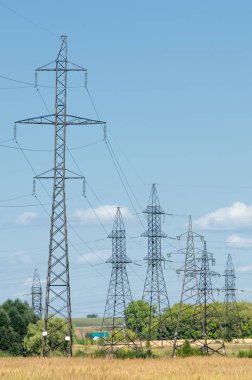 Güç direkleri. Kablolu direk. Kabloları destekleyen çelik yapılar