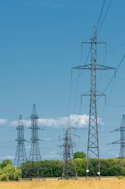 Güç direkleri. Kablolu direk. Kabloları destekleyen çelik yapılar