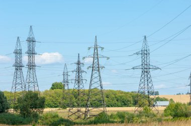 Güç direkleri. Kablolu direk. Kabloları destekleyen çelik yapılar