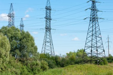 Güç direkleri. Kablolu direk. Kabloları destekleyen çelik yapılar