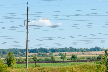 Güç direkleri. Kablolu direk. Kabloları destekleyen çelik yapılar